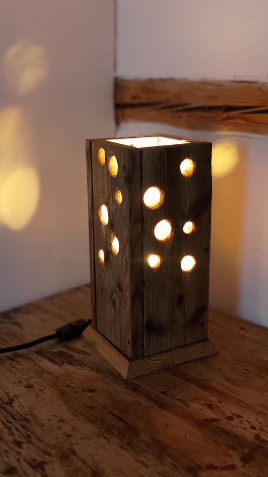 Rustikale Nachttischlampe aus Holz