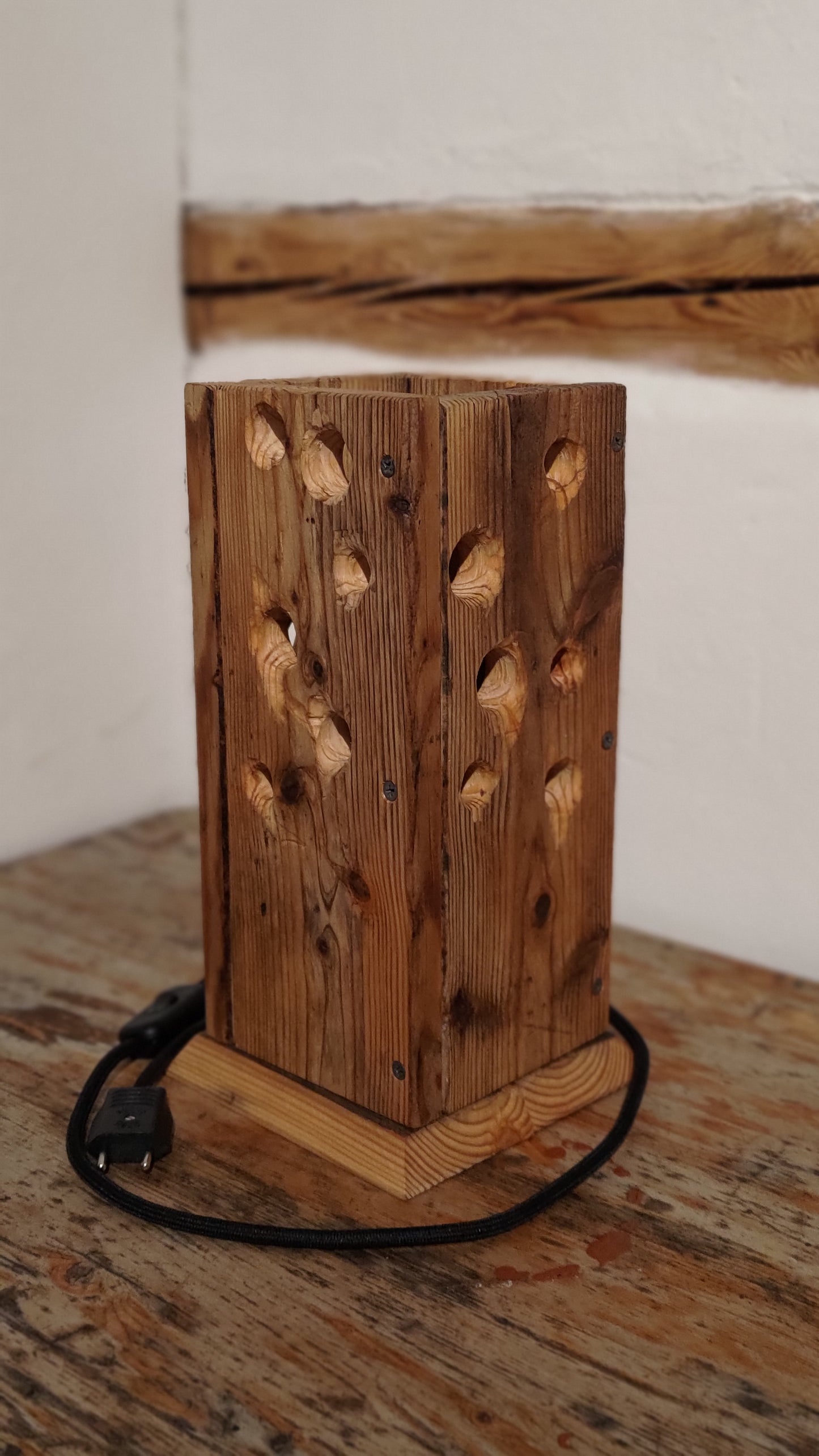 Rustikale Nachttischlampe aus Holz