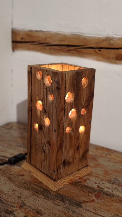 Rustikale Nachttischlampe aus Holz