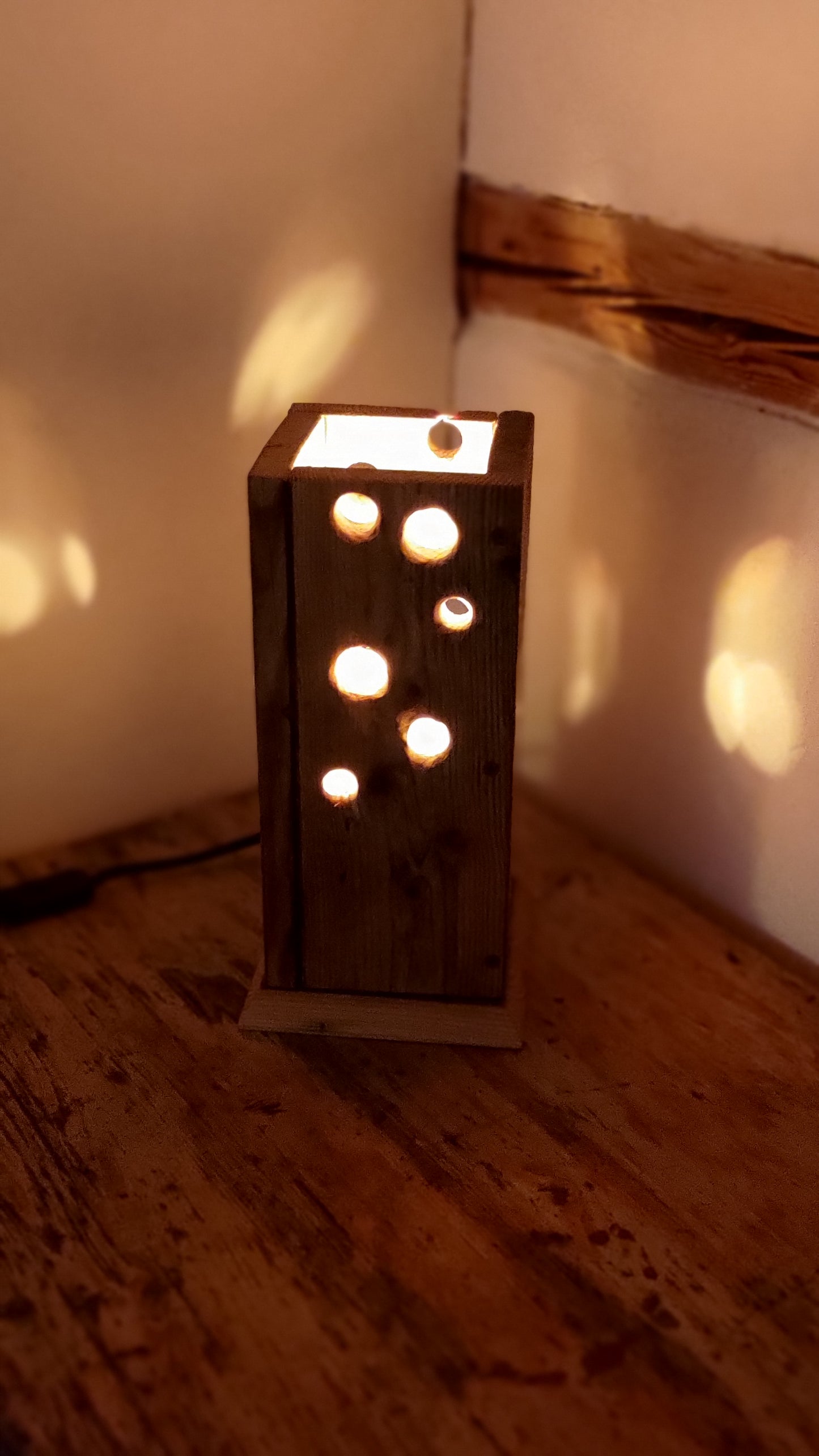 Rustikale Nachttischlampe aus Holz